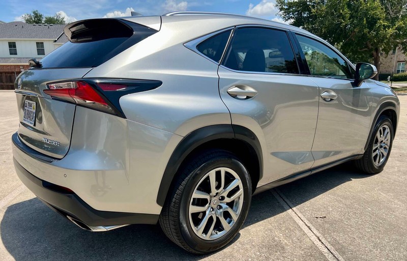 Lexus NX 200t Vehicle Full-screen Gallery Image 04