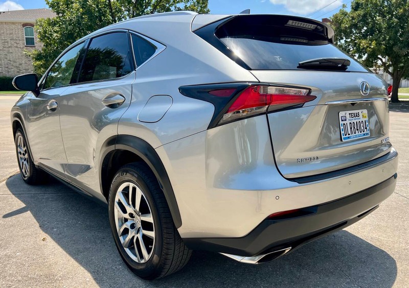 Lexus NX 200t Vehicle Full-screen Gallery Image 06