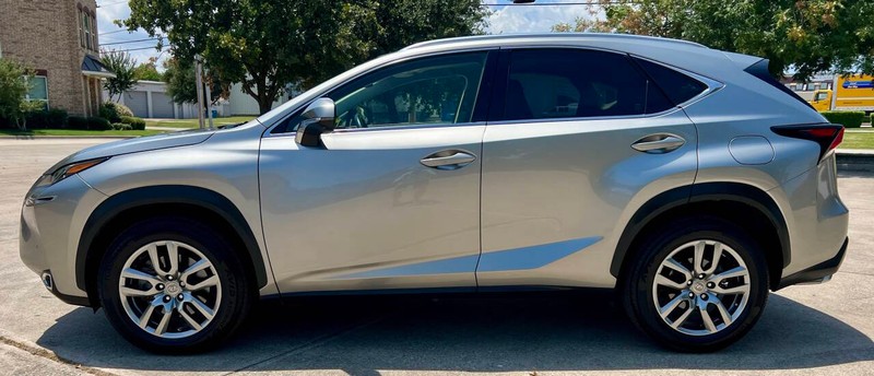 Lexus NX 200t Vehicle Full-screen Gallery Image 07