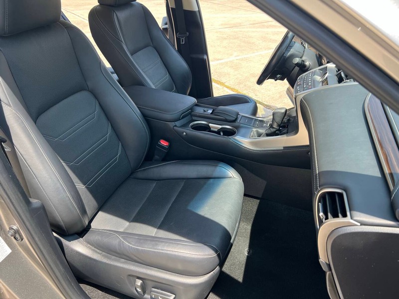 Lexus NX 200t Vehicle Full-screen Gallery Image 08