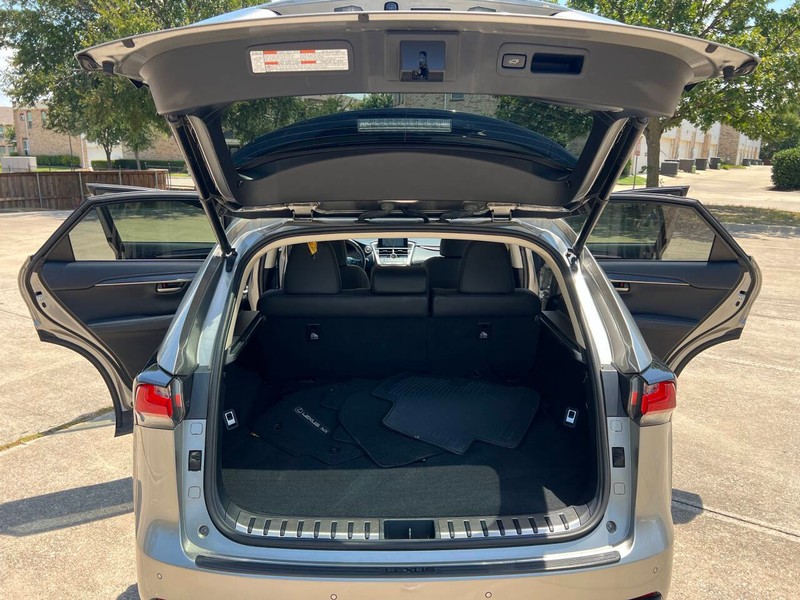 Lexus NX 200t Vehicle Full-screen Gallery Image 10