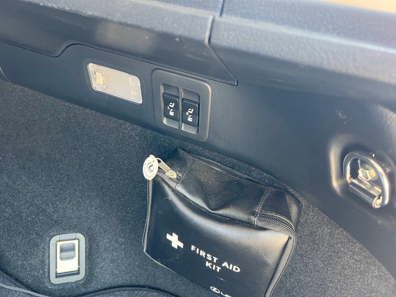 Lexus NX 200t Vehicle Full-screen Gallery Image 11