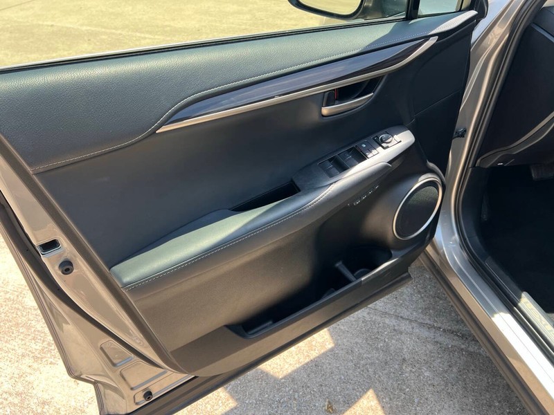 Lexus NX 200t Vehicle Full-screen Gallery Image 14