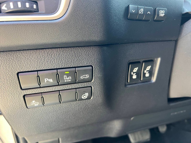 Lexus NX 200t Vehicle Full-screen Gallery Image 15