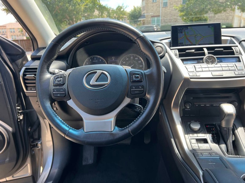 Lexus NX 200t Vehicle Full-screen Gallery Image 17