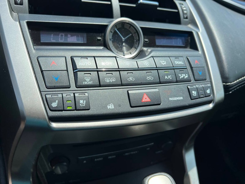 Lexus NX 200t Vehicle Full-screen Gallery Image 19