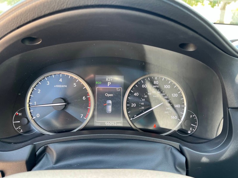 Lexus NX 200t Vehicle Full-screen Gallery Image 20