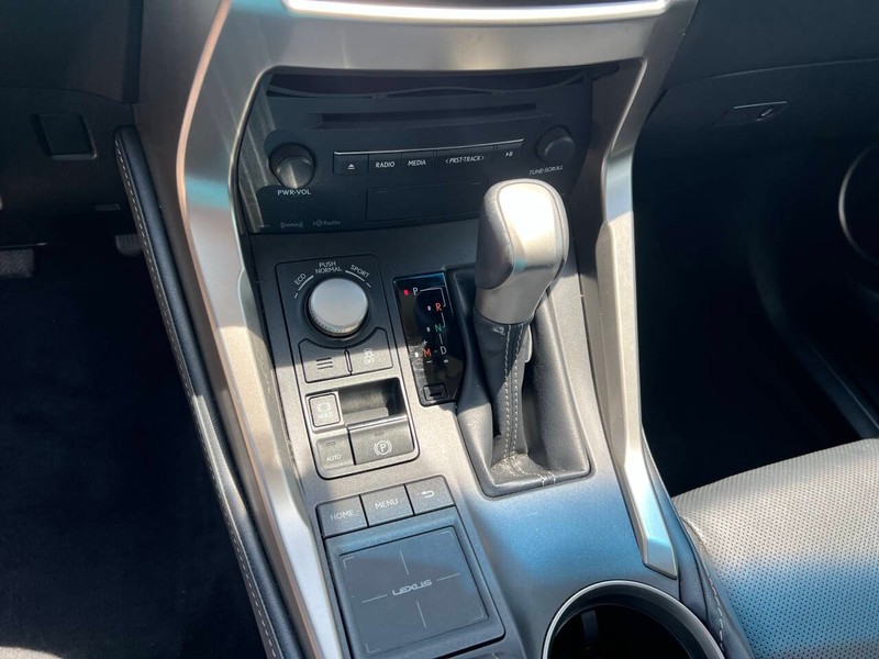 Lexus NX 200t Vehicle Full-screen Gallery Image 21