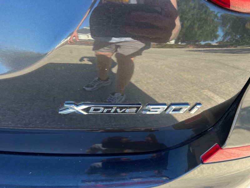 BMW X3 Vehicle Full-screen Gallery Image 03