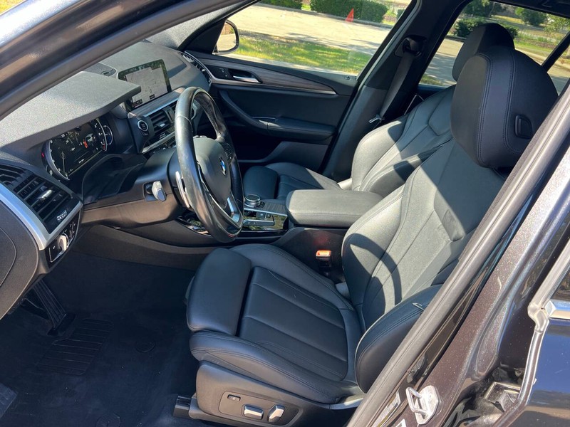 BMW X3 Vehicle Full-screen Gallery Image 09