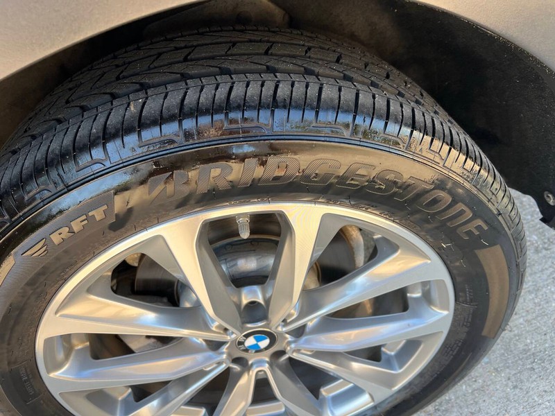 BMW X3 Vehicle Full-screen Gallery Image 10