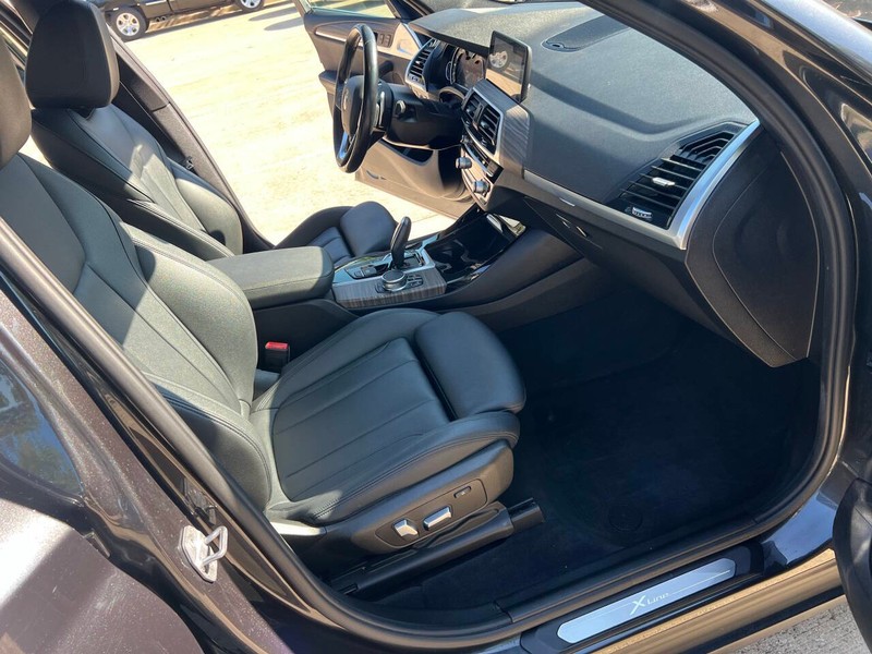 BMW X3 Vehicle Full-screen Gallery Image 11