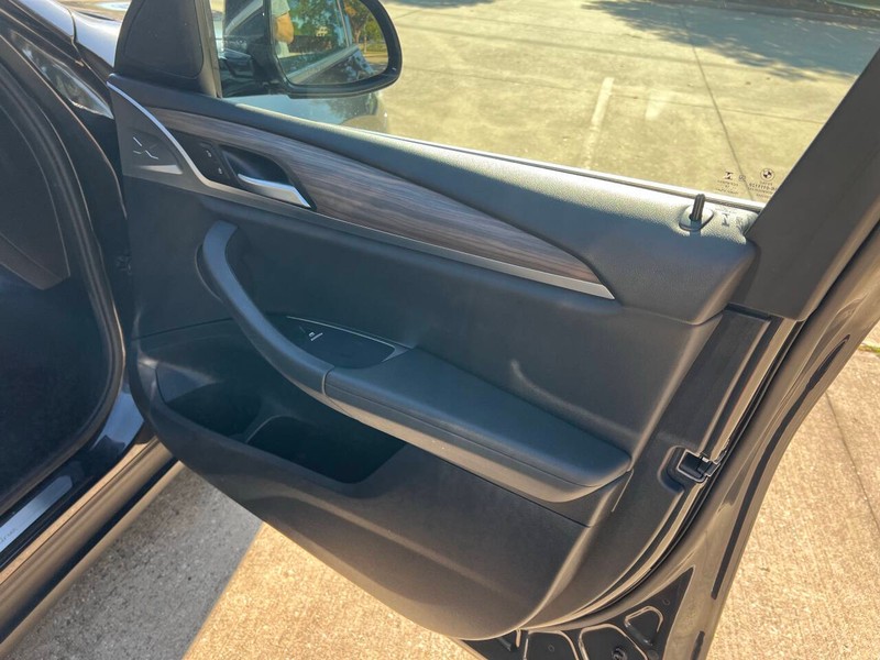 BMW X3 Vehicle Full-screen Gallery Image 12