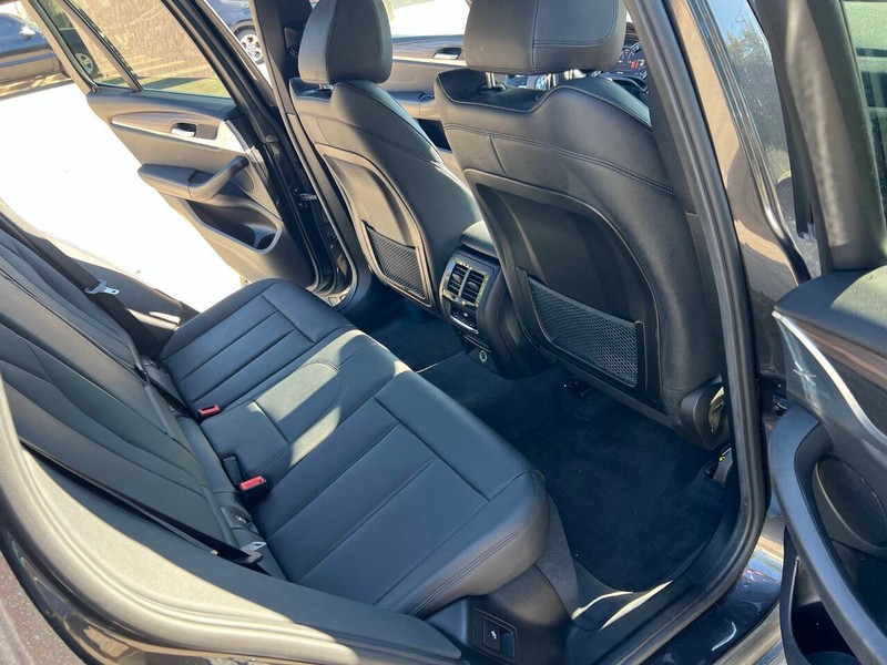 BMW X3 Vehicle Full-screen Gallery Image 13