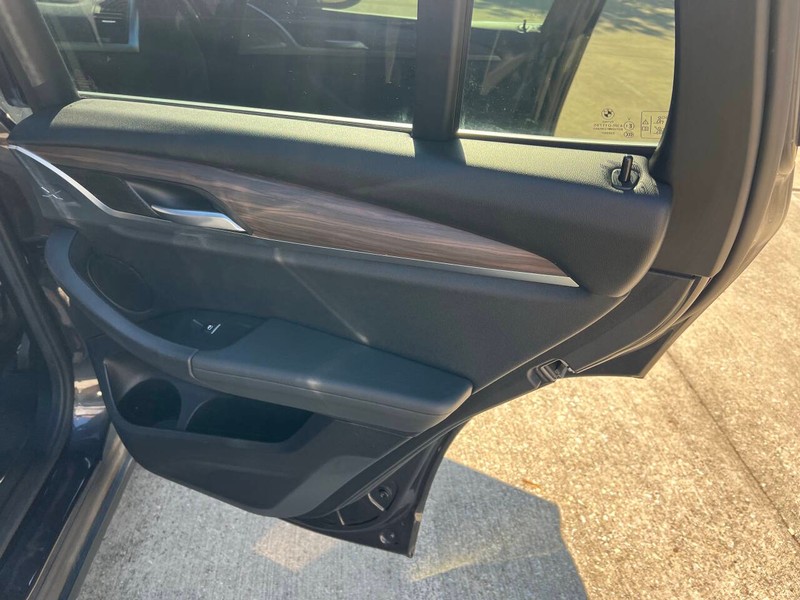 BMW X3 Vehicle Full-screen Gallery Image 14