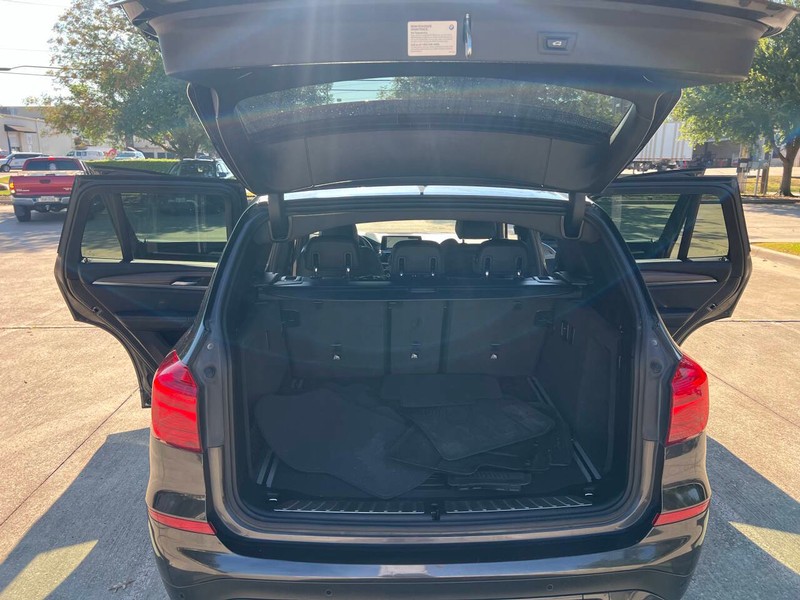 BMW X3 Vehicle Full-screen Gallery Image 15