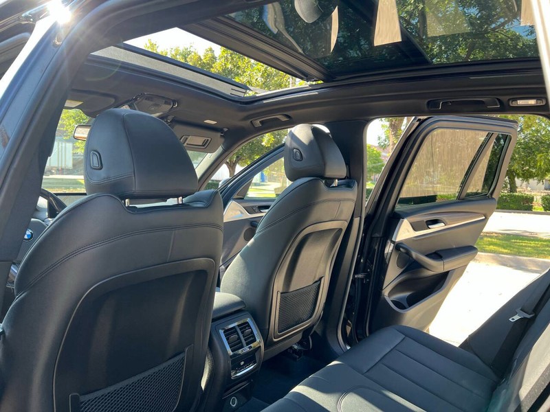 BMW X3 Vehicle Full-screen Gallery Image 16