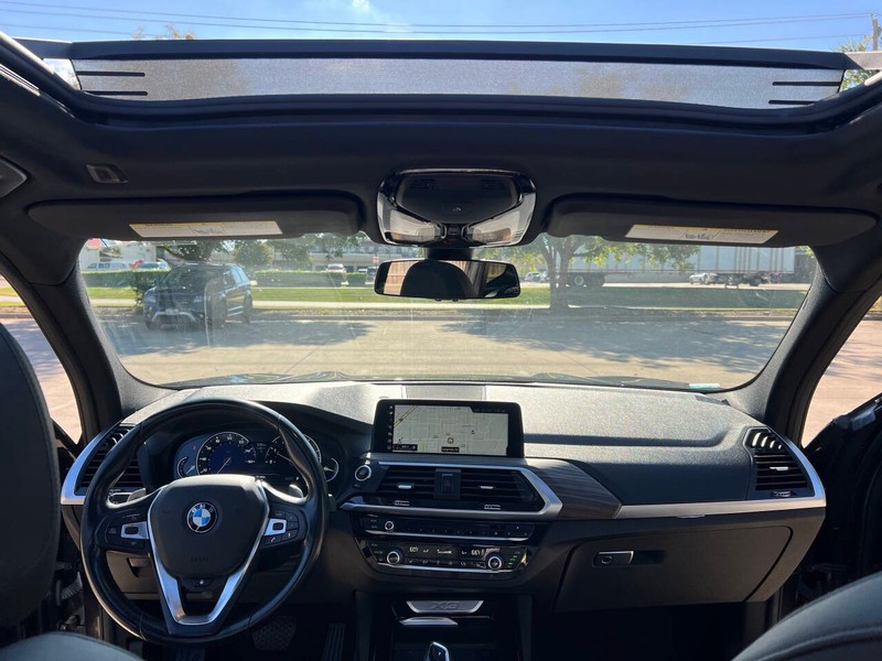 BMW X3 Vehicle Full-screen Gallery Image 17