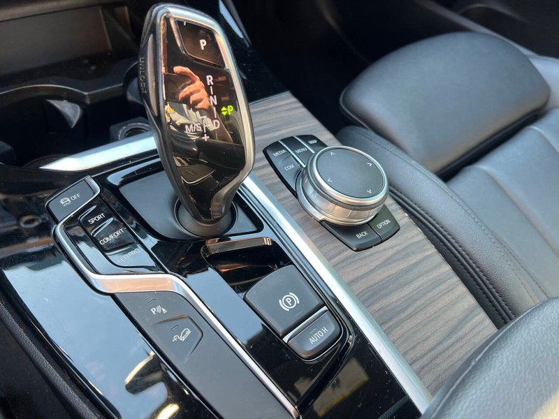 BMW X3 Vehicle Full-screen Gallery Image 19