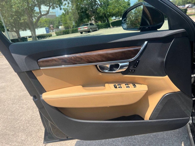 Volvo S90 Vehicle Full-screen Gallery Image 10