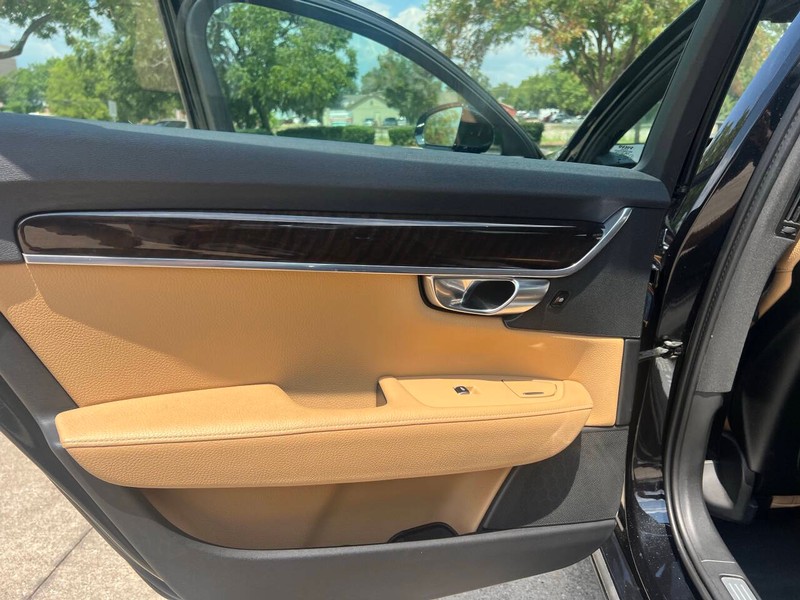 Volvo S90 Vehicle Full-screen Gallery Image 12