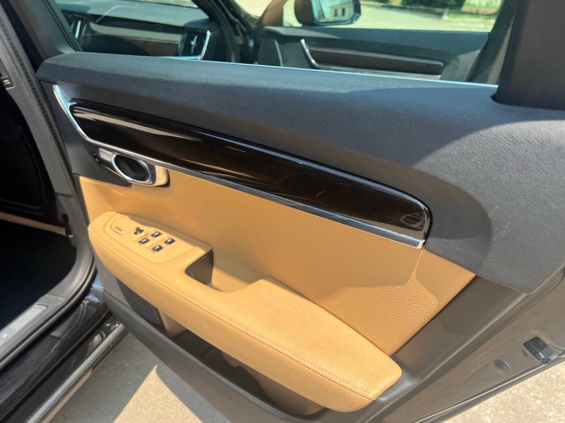 Volvo S90 Vehicle Full-screen Gallery Image 14