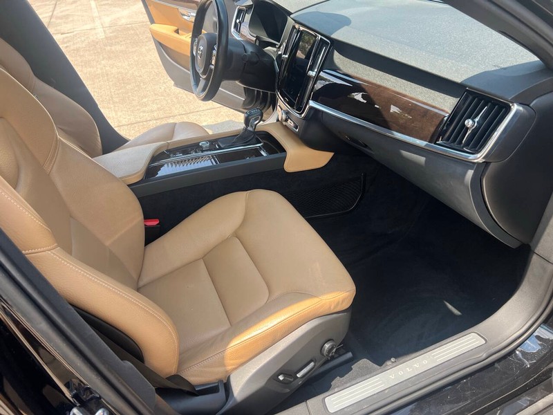 Volvo S90 Vehicle Full-screen Gallery Image 17