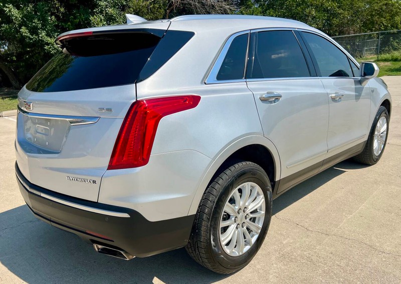 Cadillac XT5 Vehicle Full-screen Gallery Image 05