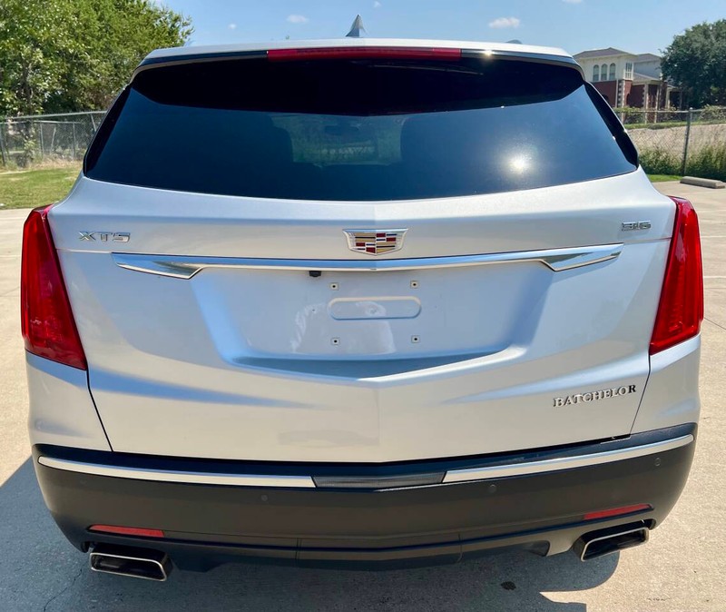 Cadillac XT5 Vehicle Full-screen Gallery Image 06