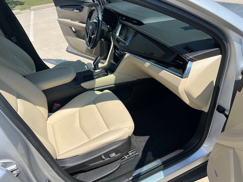 Cadillac XT5 Vehicle Full-screen Gallery Image 09