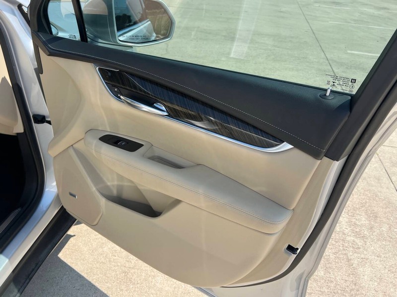 Cadillac XT5 Vehicle Full-screen Gallery Image 10