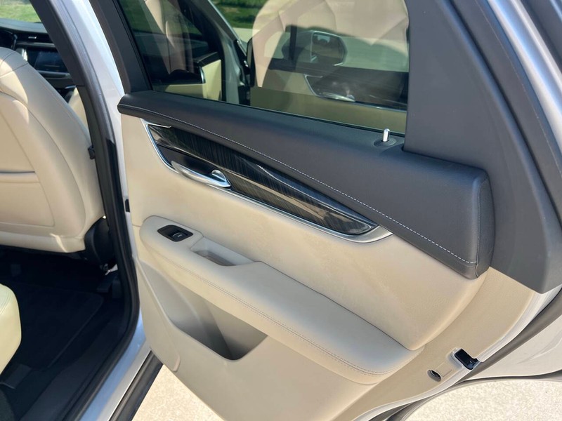 Cadillac XT5 Vehicle Full-screen Gallery Image 12