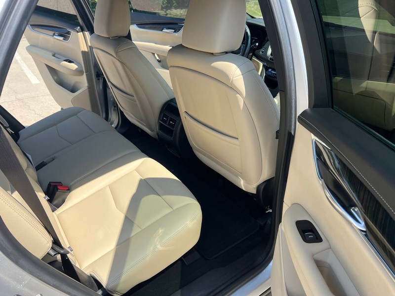 Cadillac XT5 Vehicle Full-screen Gallery Image 13