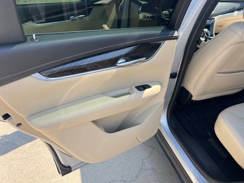 Cadillac XT5 Vehicle Full-screen Gallery Image 15