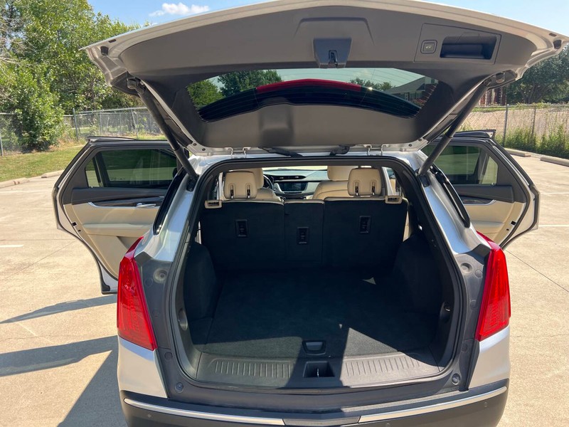 Cadillac XT5 Vehicle Full-screen Gallery Image 16