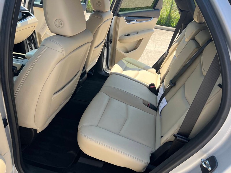 Cadillac XT5 Vehicle Full-screen Gallery Image 17