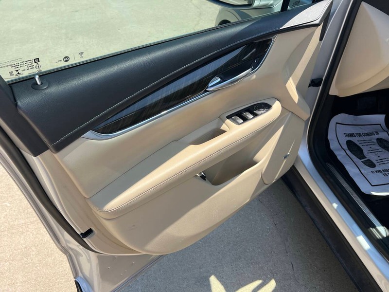 Cadillac XT5 Vehicle Full-screen Gallery Image 18