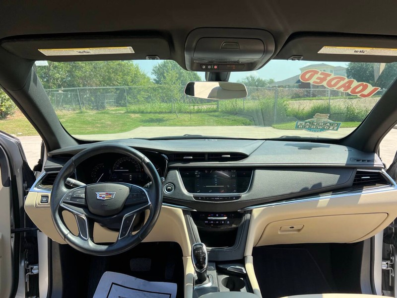 Cadillac XT5 Vehicle Full-screen Gallery Image 19