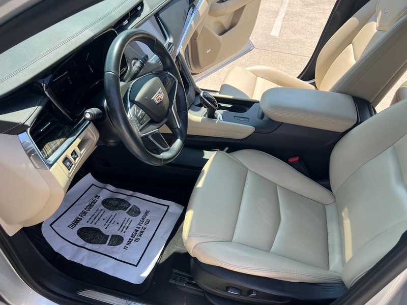 Cadillac XT5 Vehicle Full-screen Gallery Image 20