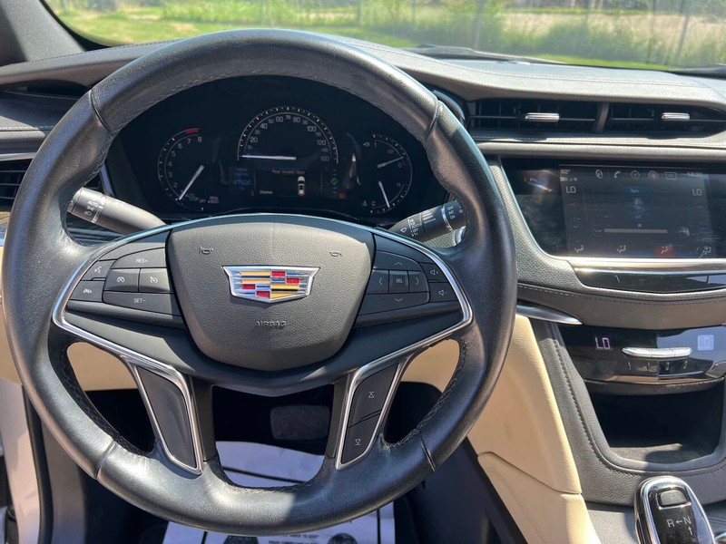 Cadillac XT5 Vehicle Full-screen Gallery Image 21