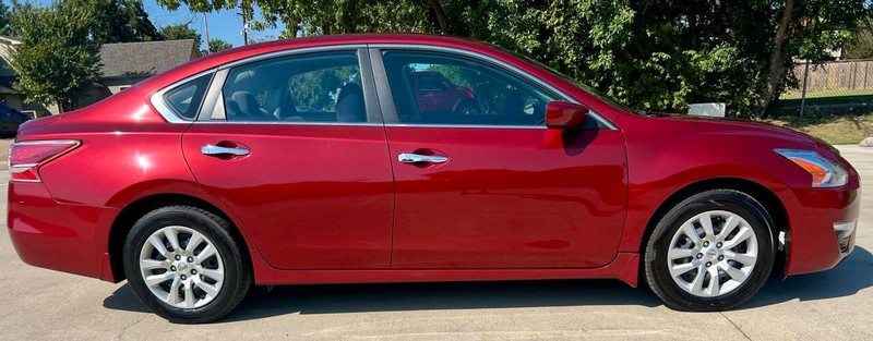 Nissan Altima Sedan Vehicle Full-screen Gallery Image 02