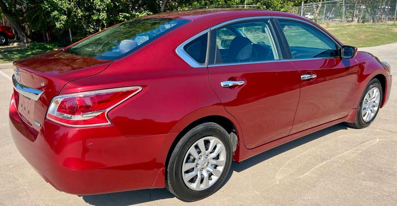 Nissan Altima Sedan Vehicle Full-screen Gallery Image 03