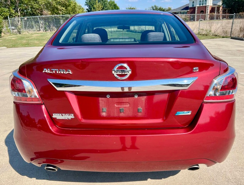Nissan Altima Sedan Vehicle Full-screen Gallery Image 04