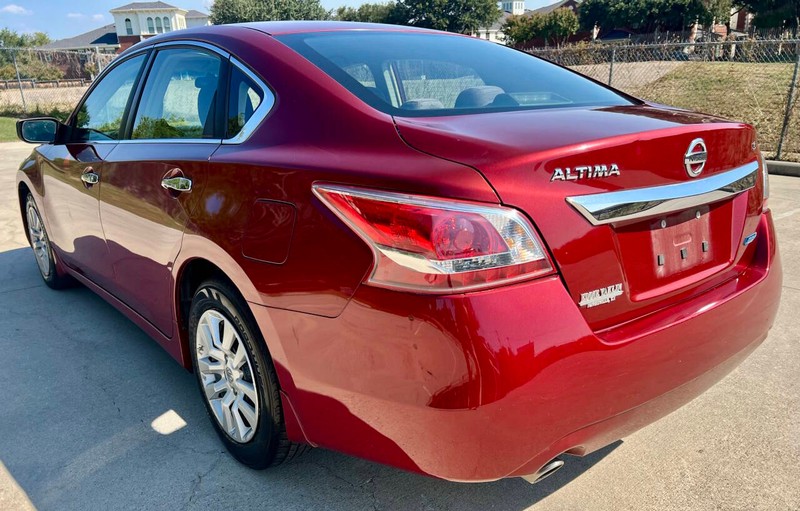 Nissan Altima Sedan Vehicle Full-screen Gallery Image 05