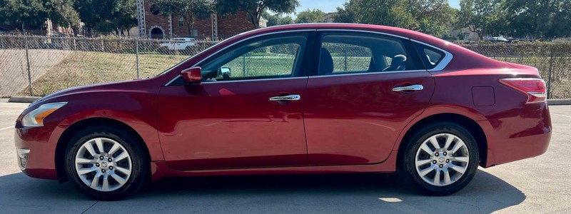 Nissan Altima Sedan Vehicle Full-screen Gallery Image 06