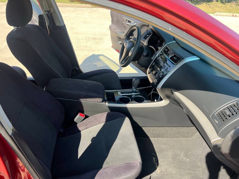 Nissan Altima Sedan Vehicle Full-screen Gallery Image 08