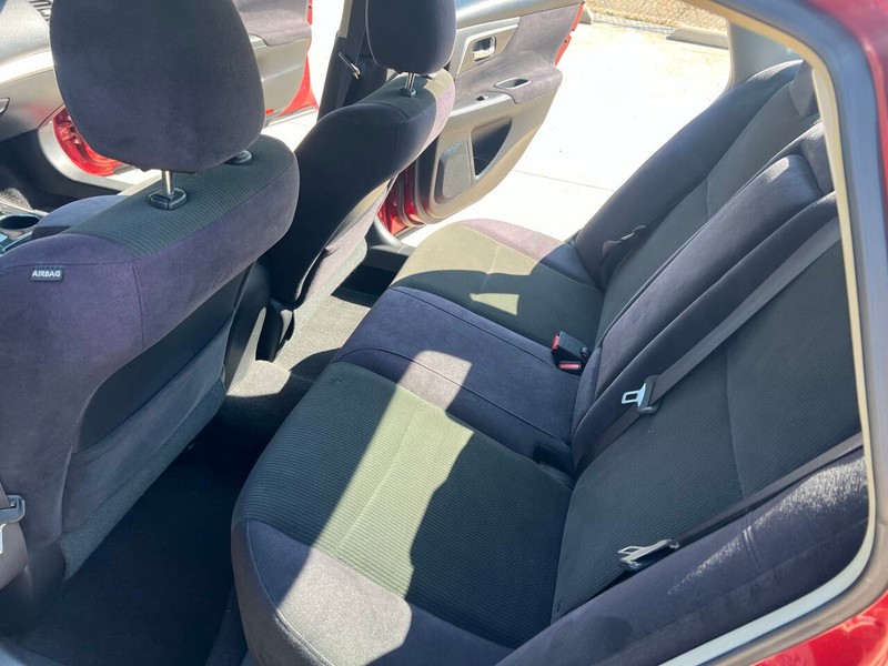 Nissan Altima Sedan Vehicle Full-screen Gallery Image 11