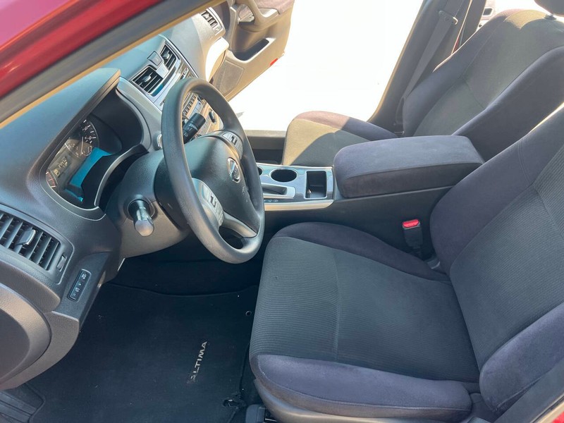 Nissan Altima Sedan Vehicle Full-screen Gallery Image 12