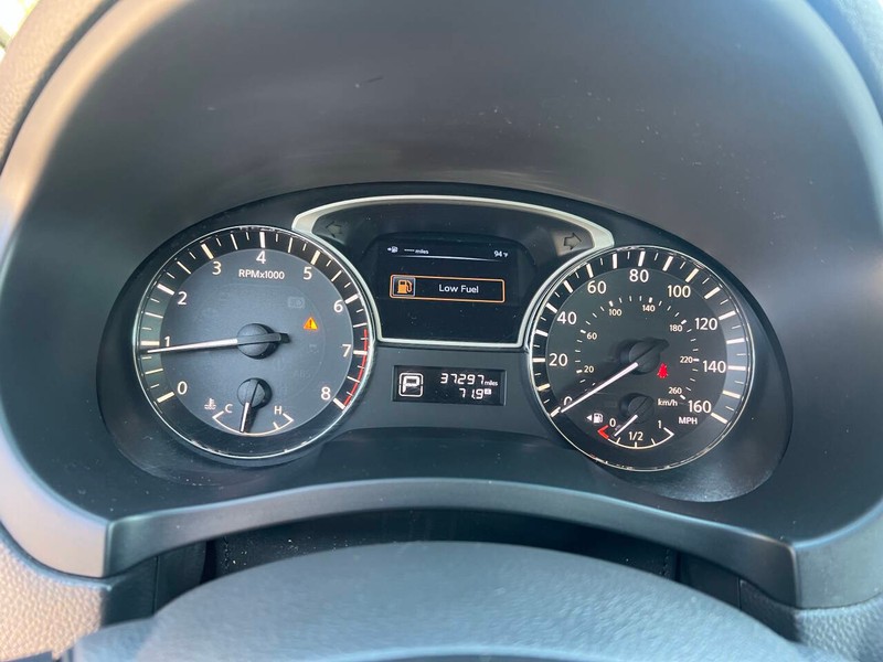 Nissan Altima Sedan Vehicle Full-screen Gallery Image 16