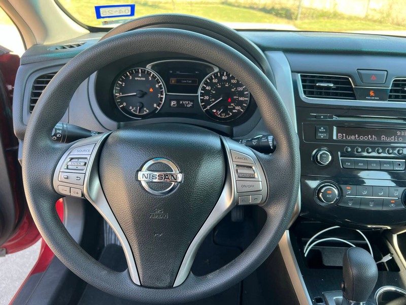 Nissan Altima Sedan Vehicle Full-screen Gallery Image 17